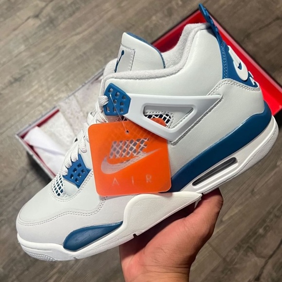 Jordan 4 RetroMilitary Blue (2024)